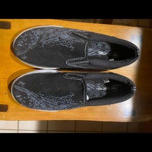 New never worn Black with design casual shoes siz4